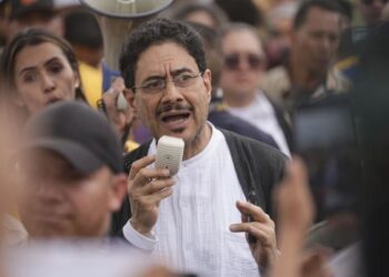 El candidato oficialista Iván Cepeda reconoce los resultados de la 1ra vuelta electoral en Colombia