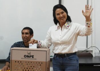 Sigue lento conteo de votos en polarizada elección presidencial de Perú