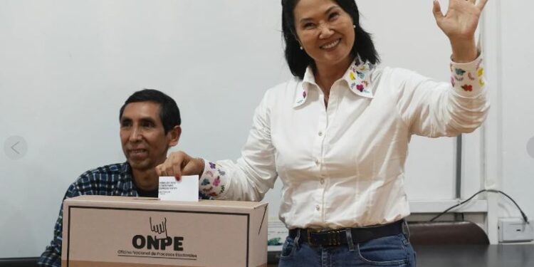 Sigue lento conteo de votos en polarizada elección presidencial de Perú