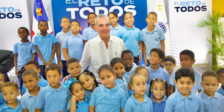 Abinader inaugura la Escuela Básica José Valentín Pérez Castro en La Noriega