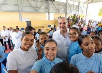 Presidente Abinader inaugura techado multiuso escolar en Duvergé