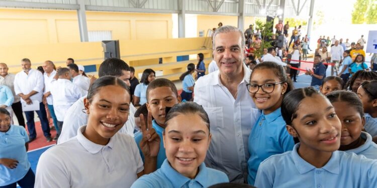 Presidente Abinader inaugura techado multiuso escolar en Duvergé