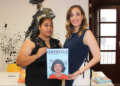La autora del cuento infantil Lucrecia, entrega el primer ejemplar a la hija de la mártir de la inmigración dominicana a Espana. Foto de Patricia Pérez.