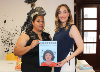 La autora del cuento infantil Lucrecia, entrega el primer ejemplar a la hija de la mártir de la inmigración dominicana a Espana. Foto de Patricia Pérez.