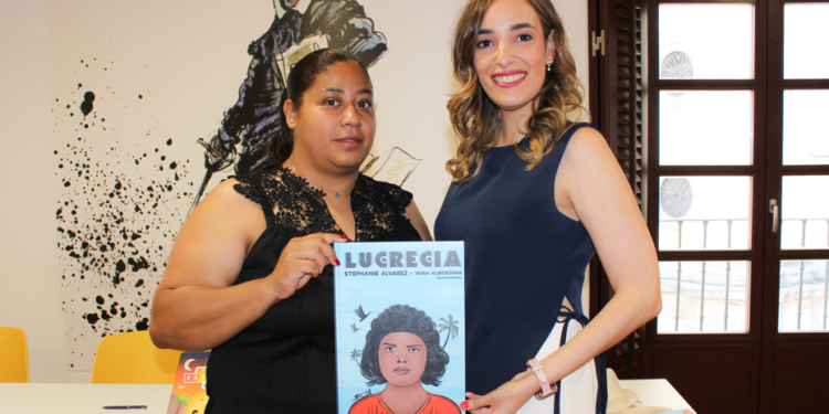 La autora del cuento infantil Lucrecia, entrega el primer ejemplar a la hija de la mártir de la inmigración dominicana a Espana. Foto de Patricia Pérez.