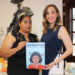 La autora del cuento infantil Lucrecia, entrega el primer ejemplar a la hija de la mártir de la inmigración dominicana a Espana. Foto de Patricia Pérez.