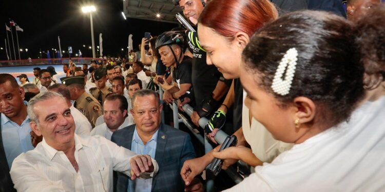 Presidente Abinader y alcaldesa Carolina Mejía inauguran el “Paseo 30 de Mayo”