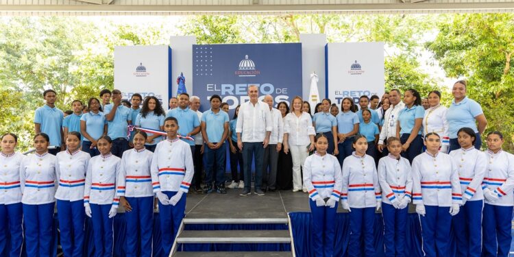 Presidente Abinader inaugura techado de la Escuela Francisco Henríquez y Carvajal en Cotuí