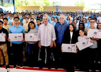 Abinader exhorta a estudiantes a prepararse en inglés, tecnología y valores para alcanzar el éxito