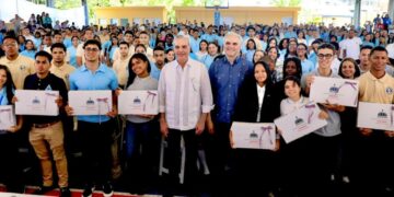 Abinader exhorta a estudiantes a prepararse en inglés, tecnología y valores para alcanzar el éxito