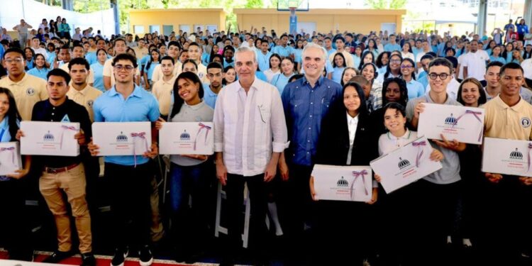Abinader exhorta a estudiantes a prepararse en inglés, tecnología y valores para alcanzar el éxito