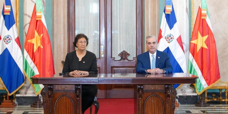 Luis Abinader y Jennifer Geerlings-Simons