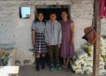 Mirsy Maricela Alva López, a la derecha, y sus hijos, Ederson, en el centro, y Briseidy posan para fotos en su casa en San Martín Cuchumatán, Guatemala, el jueves 30 de abril de 2026. (AP Foto/Moisés Castillo)