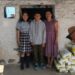 Mirsy Maricela Alva López, a la derecha, y sus hijos, Ederson, en el centro, y Briseidy posan para fotos en su casa en San Martín Cuchumatán, Guatemala, el jueves 30 de abril de 2026. (AP Foto/Moisés Castillo)