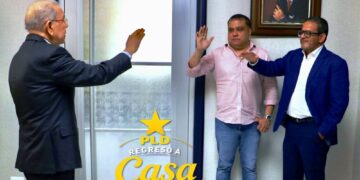Danilo Medina juramenta a Víctor José Crespo, alcalde de Villa Elisa