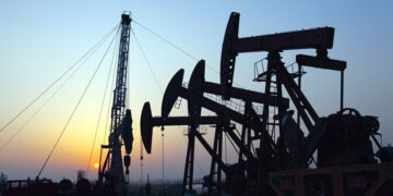Petróleo intermedio de Texas baja 2.6%, se coloca a 87.21 dólares el barril