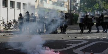 Choques entre manifestantes y policías en protestas en Ginebra contra cumbre del G7