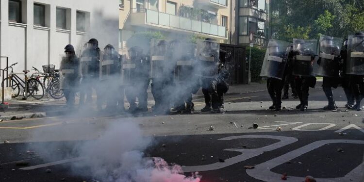 Choques entre manifestantes y policías en protestas en Ginebra contra cumbre del G7