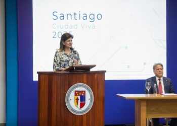 Raquel Peña encabeza firma del “Pacto por una Mejor Ciudad” para impulsar visión de Santiago