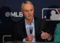 MLB propone un tope salarial y límites a contratos de agentes libres en negociación laboral