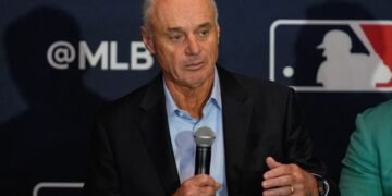 MLB propone un tope salarial y límites a contratos de agentes libres en negociación laboral