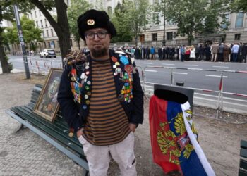 Artista ruso crítico de Putin es asesinado a tiros en Polonia