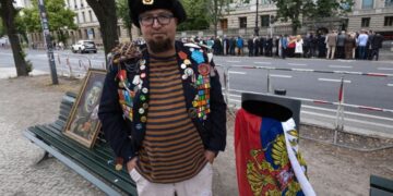 Artista ruso crítico de Putin es asesinado a tiros en Polonia