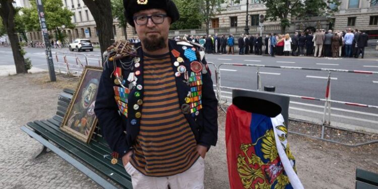Artista ruso crítico de Putin es asesinado a tiros en Polonia