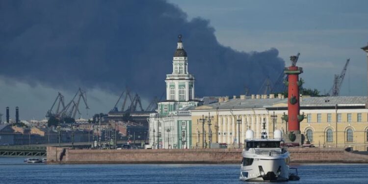 Ucrania vuelve a atacar San Petersburgo tras rechazo de Putin a diálogo directo con Zelenskyy