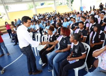 Wellington Arnaud socializa con estudiantes y fuerzas vivas de Boca Chica