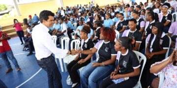 Wellington Arnaud socializa con estudiantes y fuerzas vivas de Boca Chica