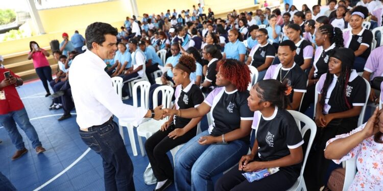 Wellington Arnaud socializa con estudiantes y fuerzas vivas de Boca Chica