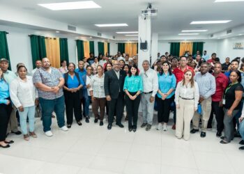 Fundación Reservas del País ofrece conferencia a microempresarios de Pedernales