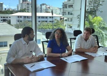 Yerik Pérez, presidente de Adotur, Patricia Hiraldo, presidenta de Happy Dolphins y Marcus Bohm, de Master Of The Ocean.
