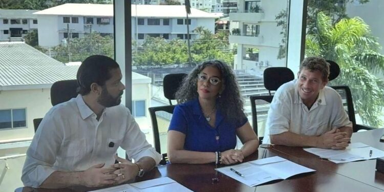 Yerik Pérez, presidente de Adotur, Patricia Hiraldo, presidenta de Happy Dolphins y Marcus Bohm, de Master Of The Ocean.