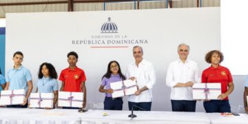 Presidente Abinader sostiene encuentro con estudiantes de liceos y colegios en Independencia