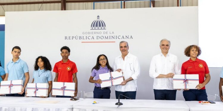 Presidente Abinader sostiene encuentro con estudiantes de liceos y colegios en Independencia