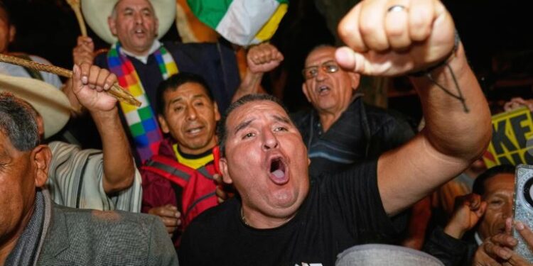 Lento conteo define la presidencia de Perú