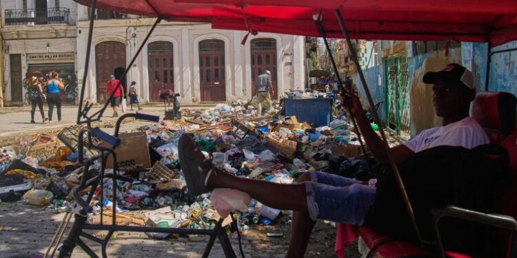 Basura en Cuba, un problema que se agrava con el cerco petrolero, el calor y la humedad