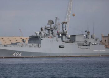 Un buque de guerra ruso atracado en Puerto Sudán, Sudán, el 28 de febrero de 2021. (Foto AP, Archivo)