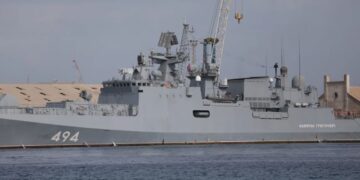 Un buque de guerra ruso atracado en Puerto Sudán, Sudán, el 28 de febrero de 2021. (Foto AP, Archivo)