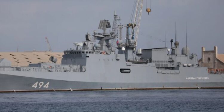Un buque de guerra ruso atracado en Puerto Sudán, Sudán, el 28 de febrero de 2021. (Foto AP, Archivo)