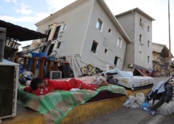 Venezolanos buscan sobrevivientes entre las ruinas dejadas por los sismos; se registra réplica