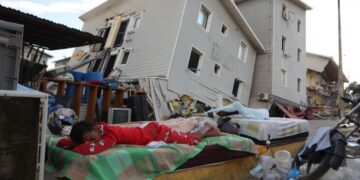 Venezolanos buscan sobrevivientes entre las ruinas dejadas por los sismos; se registra réplica