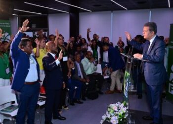 Leonel Fernández juramenta cientos dirigentes FP en Madrid
