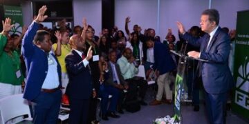 Leonel Fernández juramenta cientos dirigentes FP en Madrid