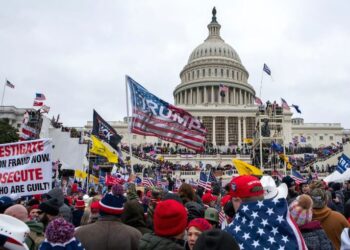 Gobierno de Trump dice que cumplirá orden judicial de pausar fondo “antipolitización”