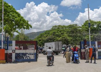 DNI entrega a la PN a dos dominicanos buscados por asesinato que estaban prófugos en Haití