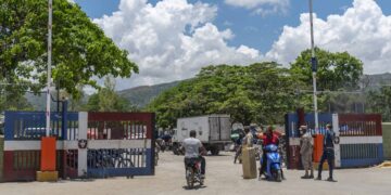 DNI entrega a la PN a dos dominicanos buscados por asesinato que estaban prófugos en Haití