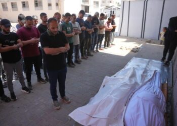 Mueren hermanos palestinos en ataque israelí con drones en campamento de tiendas en Gaza